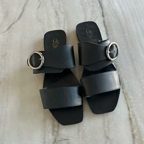 CN Sandals - Picture 2 of 5